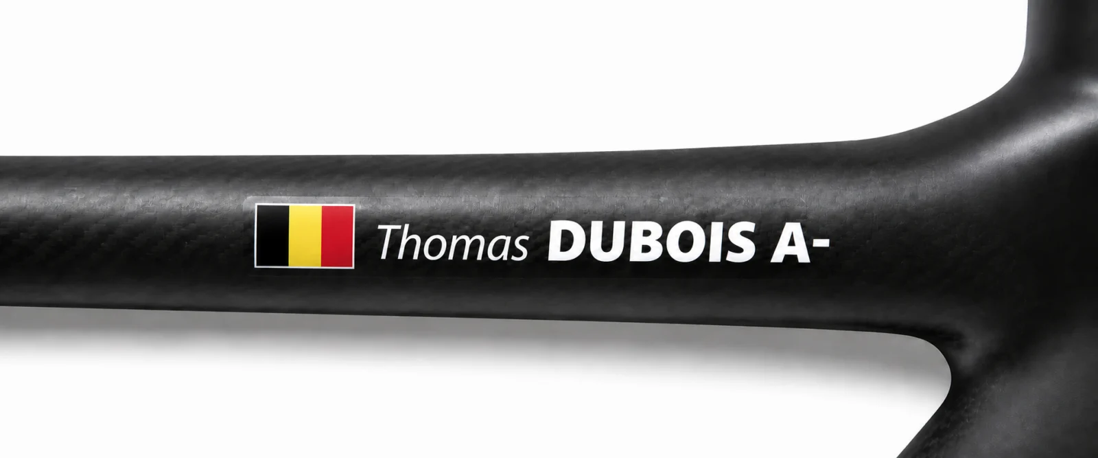 Autocollant Thomas DUBOIS A- avec drapeau belge servant de référence de taille