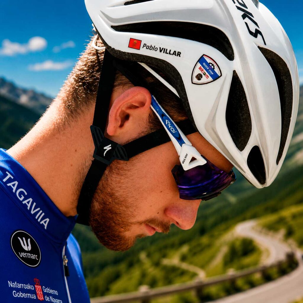 Fahrradhelm mit proportionalem Namens- und Flaggenaufkleber