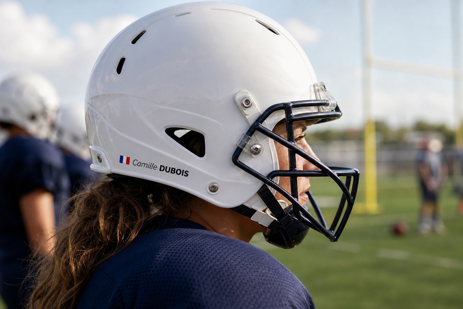 Casque avec autocollant personnalisé portant un nom et le drapeau français