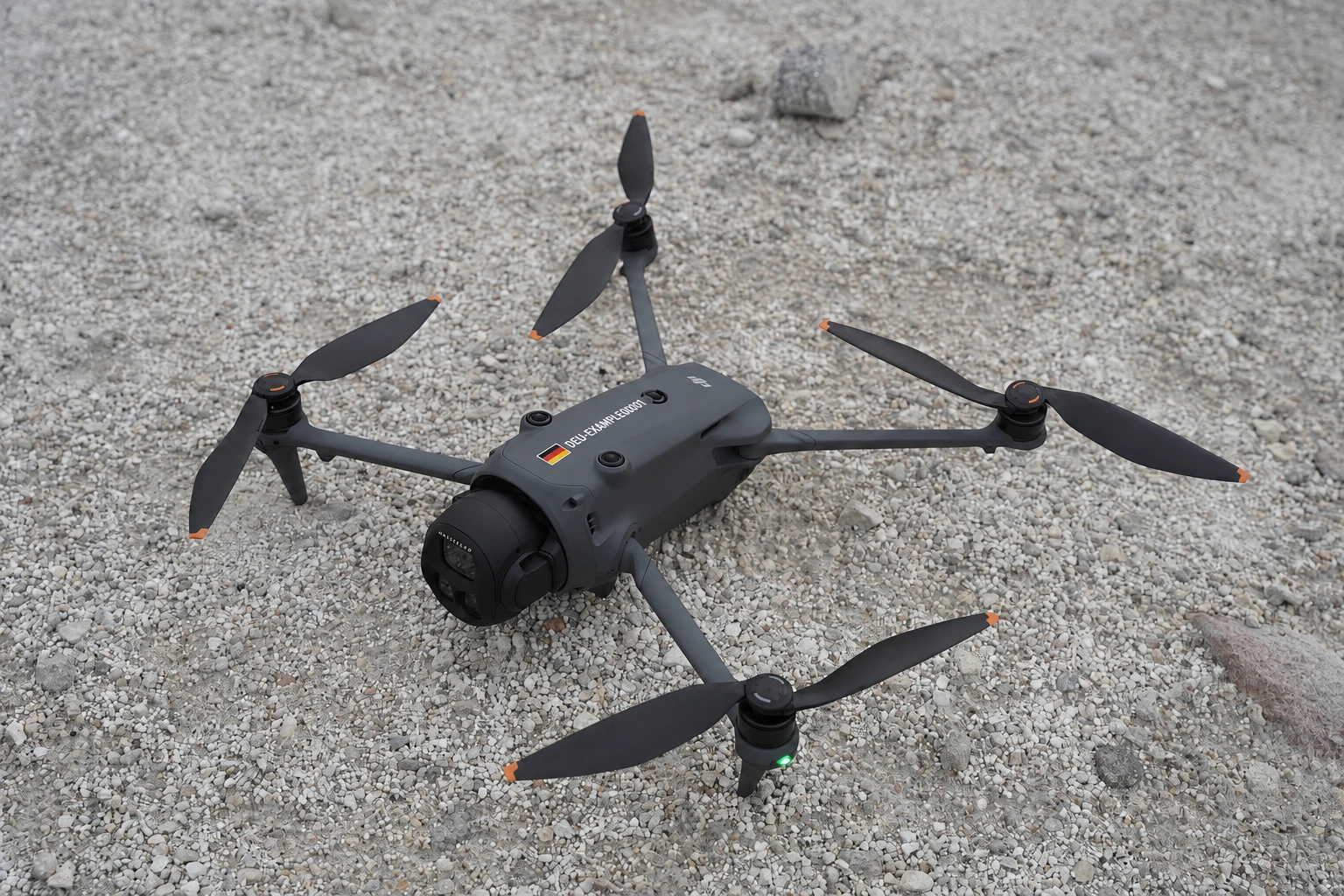 DJI Mavic 4 Pro mit deutscher Flagge und gut lesbarem Pegatin Betreiber-ID-Aufkleber